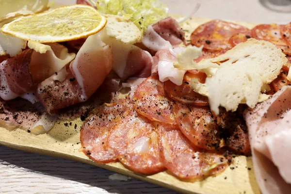 Várias Carnes Fatiadas Tábua Madeira Restaurante — Fotografia de Stock
