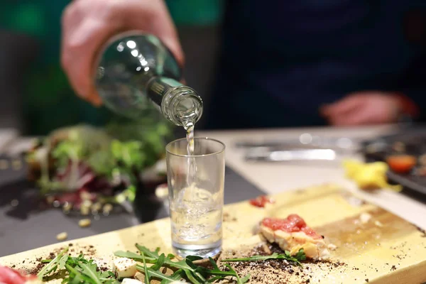 Vidro de enchimento de pessoa com vodka — Fotografia de Stock