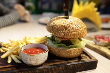 Burger dana pirzola ve ketçap