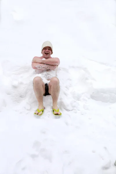 Man zit in de sneeuw — Stockfoto