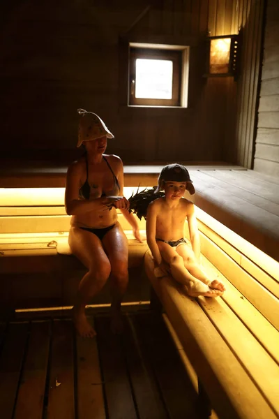 Mère avec fils dans le hammam — Photo