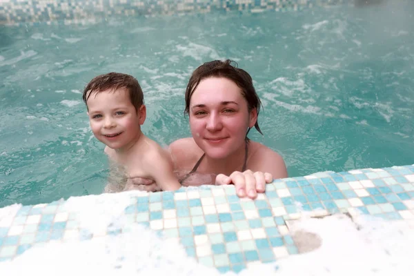 Mère et son fils dans la piscine d'hiver — Photo