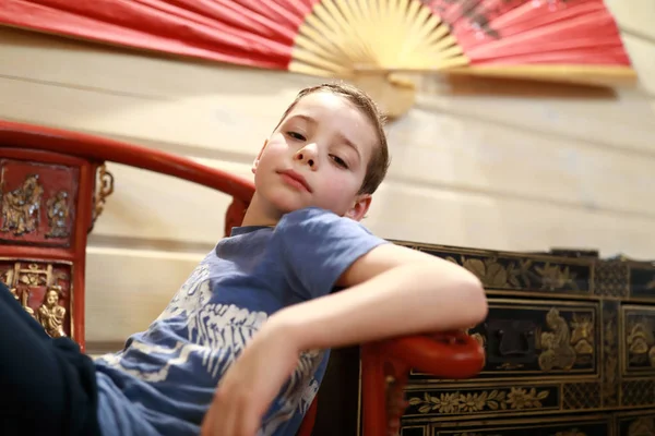 Child in Chinese interior room — Stock Photo, Image