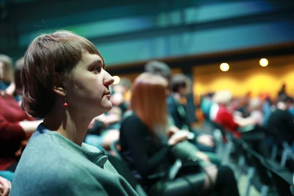 Femme dans la salle au concert — Photo