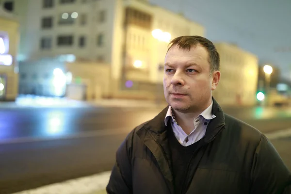 Homme dans la rue dans la ville de nuit — Photo