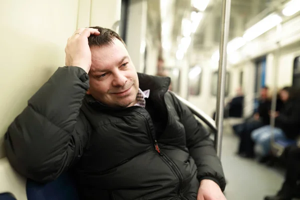 Un homme souriant dans le métro — Photo