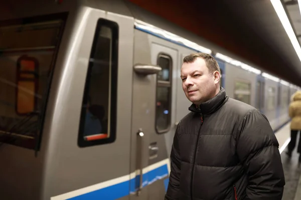 Человек, стоящий на платформе метро — стоковое фото