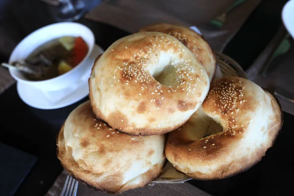 Ασιατικές ψωμί σε baskin στο τραπέζι — Φωτογραφία Αρχείου