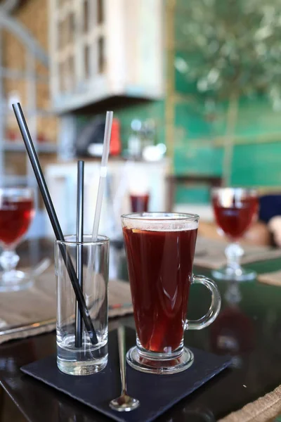 Copa de vino caliente en la cafetería —  Fotos de Stock