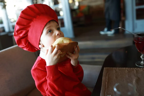 Chłopiec jedzący chleb — Zdjęcie stockowe