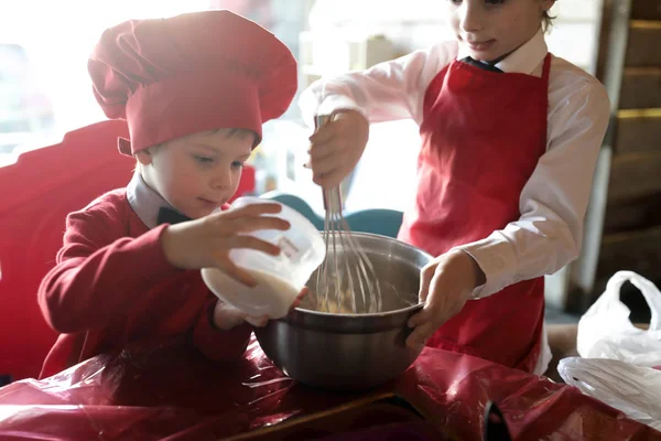 Due chef bambini che preparano cupcake — Foto Stock