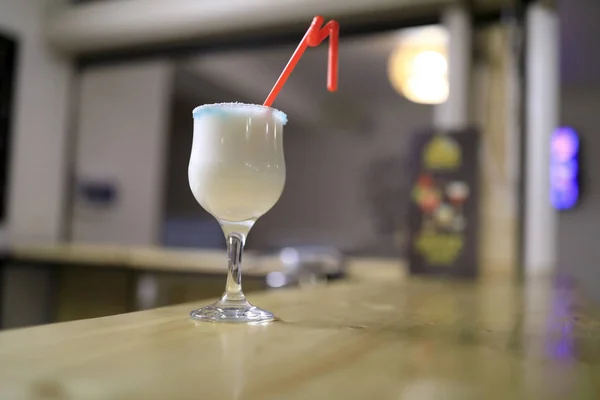 Copo de milkshake com palha — Fotografia de Stock