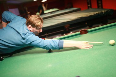 Ciddi adam bilardo oynarken