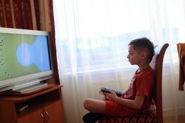 TV izlerken çocuk