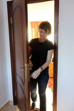 Kadın kapı aralığında