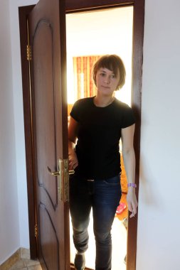 Kadın otel odası bırakır