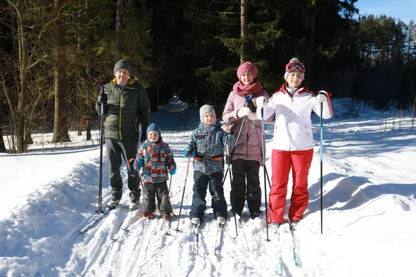 Pessoas posando no esqui cross-country — Fotografia de Stock