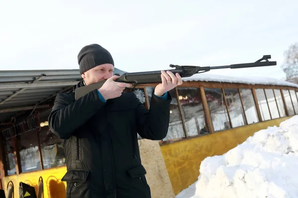 Person shoots air rifle — Stock Photo, Image