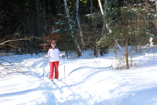 Женщина позирует на беговых лыжах — стоковое фото