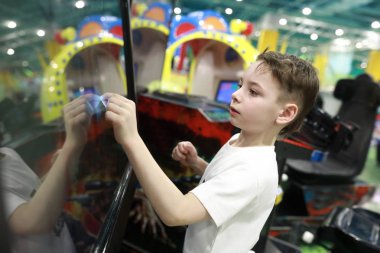 Çocuk büyük dokunmatik ekranda oyun oynuyor