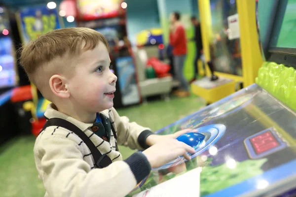 Menino joga jogo de arcade — Fotografia de Stock
