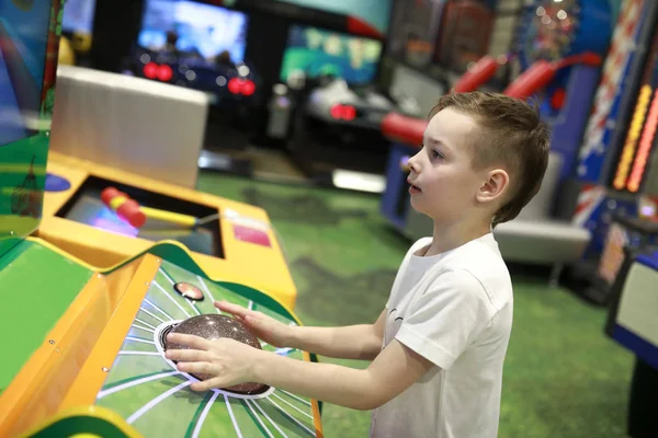 Çocuk arcade oyunu oynar — Stok fotoğraf