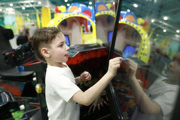 Child plays game on large touch screen — Stock Photo, Image