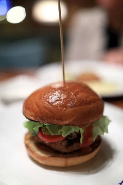白い皿の上にハンバーガー — ストック写真