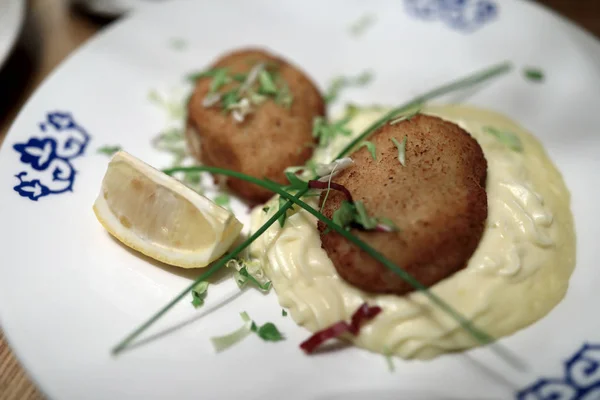 Tortini di pesce con purè di patate — Foto Stock