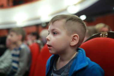 Tiyatroda sürpriz çocuk