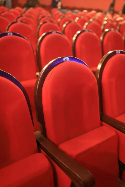 Row röda stolar i bio — Stockfoto