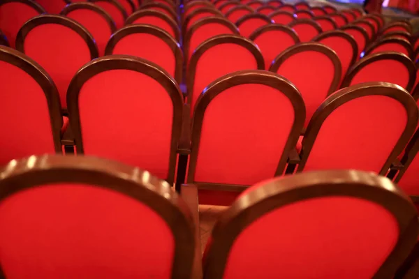 剧院中的红色椅子排在一起 — 图库照片