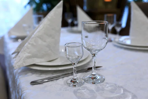 Mesa de jantar com talheres — Fotografia de Stock