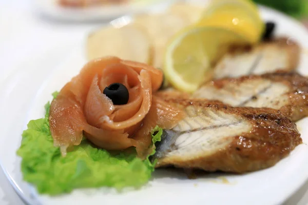 Rebanando pescado en el plato —  Fotos de Stock