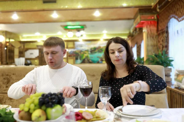 Пара вечеря в ресторані — стокове фото