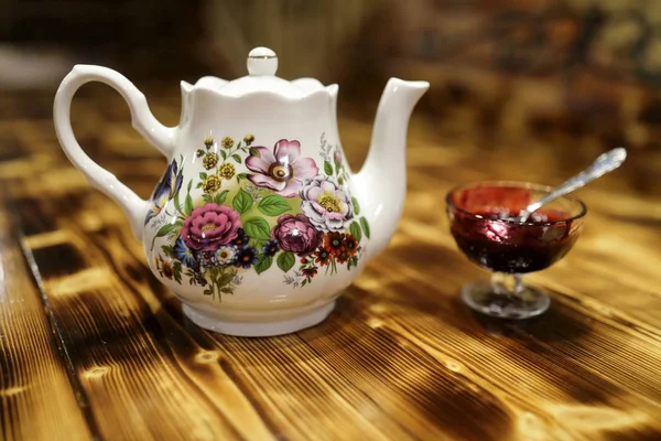 Keramická konvice na čaj s květinovým vzorem — Stock fotografie