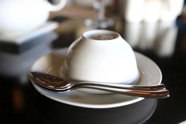 Bílý keramický šálek a čajová lžička — Stock fotografie