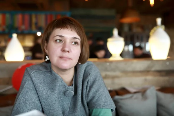 Mujer en un café — Foto de Stock