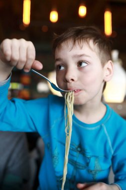 Spagetti yiyen çocuk