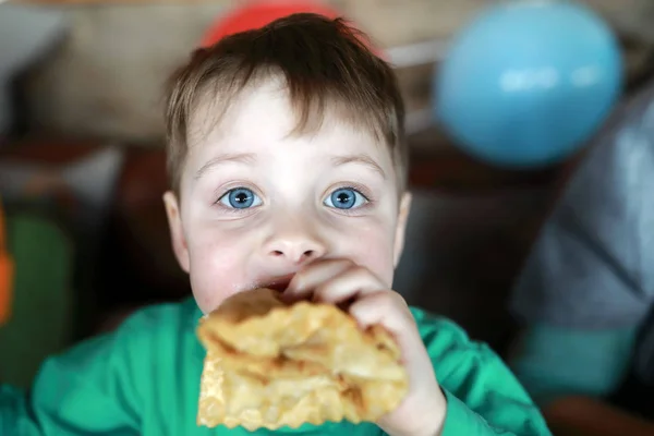 Menino comendo cheburek — Fotografia de Stock