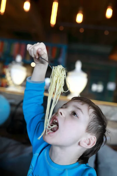 Niño comiendo espaguetis — Foto de Stock