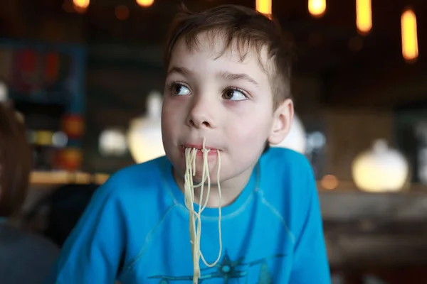 Criança tem espaguete — Fotografia de Stock