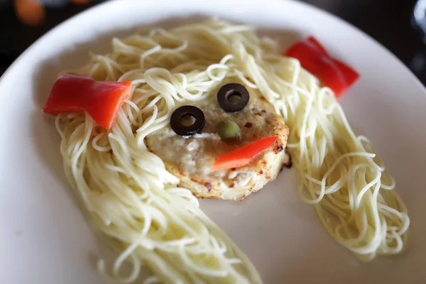 Spaghetti with Cutlet in form of face — Stock Photo, Image