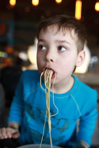 Niño comiendo espaguetis — Foto de Stock