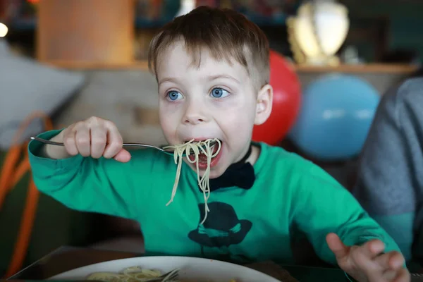 Il ragazzo ha gli spaghetti. — Foto Stock
