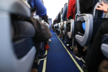 Uçakta koltuklar arasında geçiş