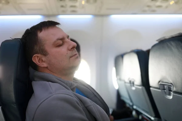 Homem dormindo no avião — Fotografia de Stock