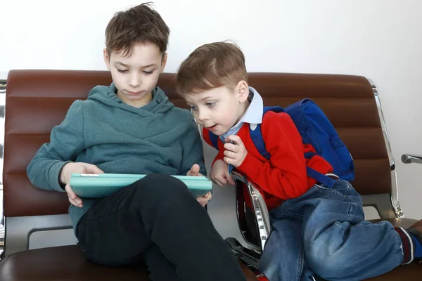 Dois meninos brincando com tablet — Fotografia de Stock