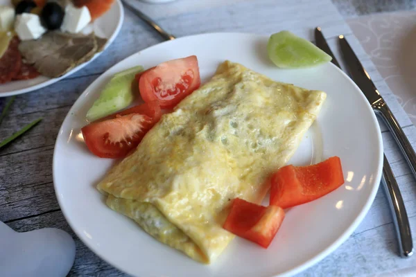 Tabak üzerinde sebzeli omlet — Stok fotoğraf