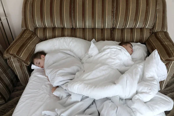 Zwei Brüder schlafen im Bett — Stockfoto